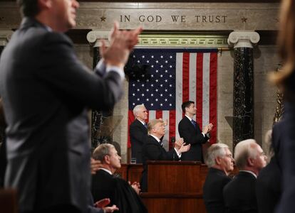 Donald Trump aplaude a Carryn Owens, viuda del marine Ryan Owens, fallecido en una operación contra Al Qaeda en Yemen, durante una sesión conjunta del Congreso en la Cámara de Representantes en Washington, el 28 de febrero de 2017.