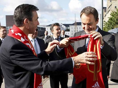 Rodríguez Zapatero recibe del primer ministro danés una bufanda española.