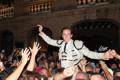 Román, a hombros en la plaza de Valencia. el pasado 21 de julio.