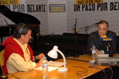 El ex presidente del Real Madrid, Florentino Pérez (derecha), durante la entrevista con Jose Ramón de la Morena en <i>El Larguero</i>.