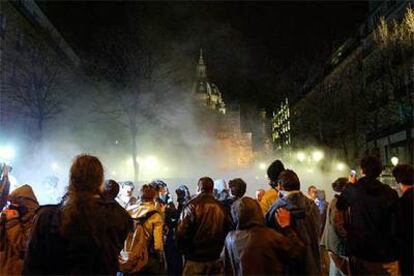 Grupos de estudiantes se manifiestan entre gases lacrimógenos cerca de la Universidad de la Sorbona, el pasado viernes.