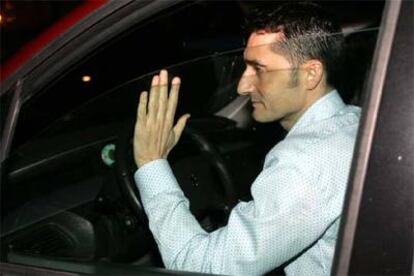 Valverde se despide de los medios de comunicación, desde el coche, al término de la conferencia de prensa.