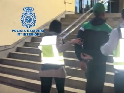 Dos policías llevan detenido a un hombre en relación con el asesinato de un turista alemán en Palma ocurrido en octubre de 2022.