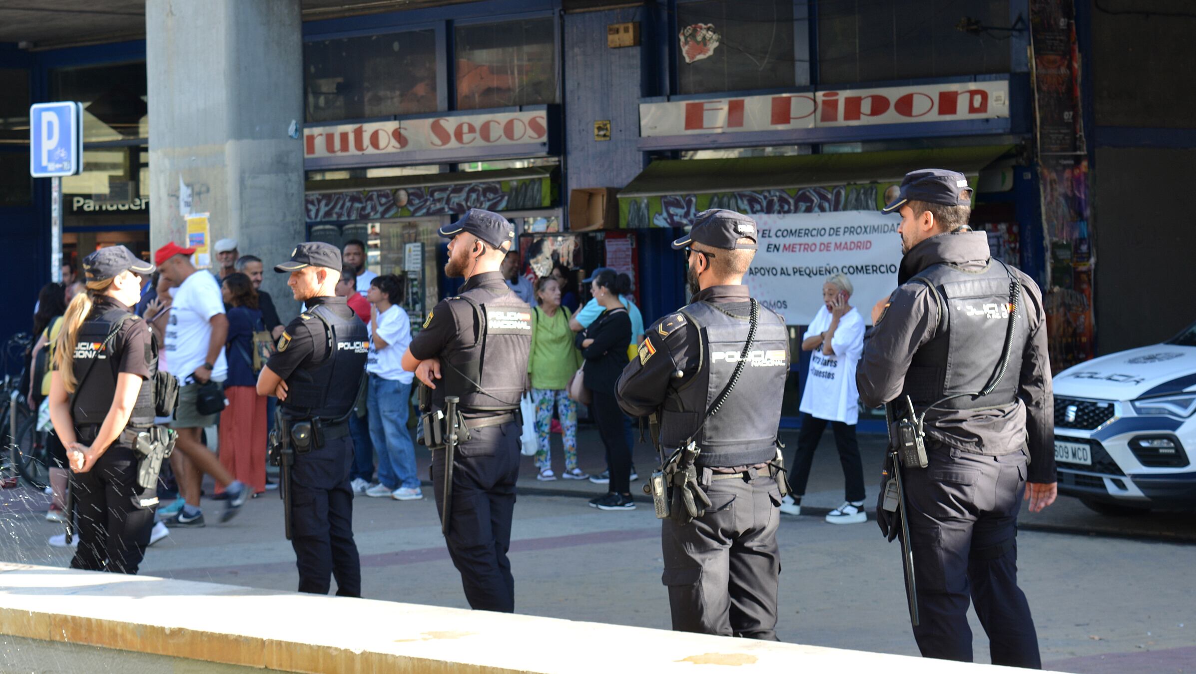 Miembros de la Policía, durante un operativo de desalojo en la estación del Metro de Aluche.