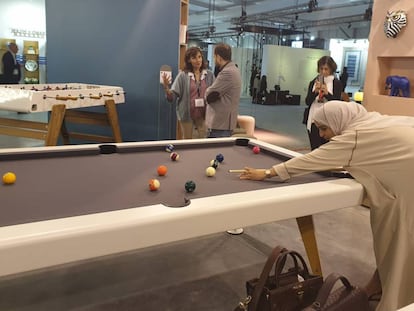 La mesa de billar y el futbolín de RS Barcelona, en el estand español del Downtown Design de Dubái.