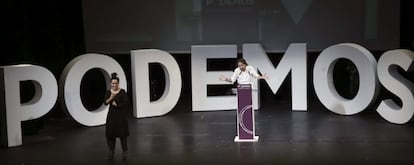 El l&iacute;der de Podemos, Pablo Iglesias (centro), interviene durante el acto de clausura de la Asamblea Ciudadana.