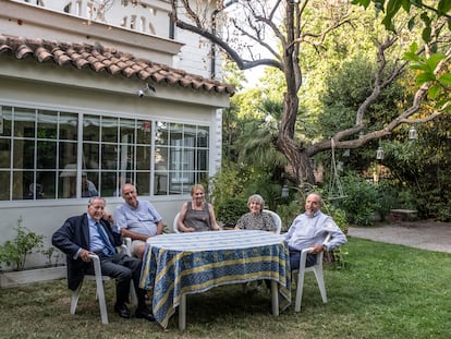 De izquierda a derecha, José María Álvarez del Manzano, Leopoldo Antolín, Angelika Hofrichter, Adela Kopp y Juan Barranco, en el jardín de una de las viviendas de la colonia Jardín de la Rosa en Chamartín.