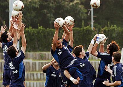 Los jugadores de la selección española, durante su sesión preparatoria de ayer.