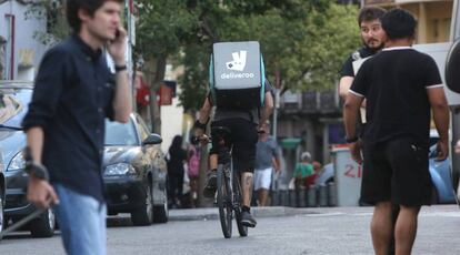 Un repartidor de la empresa Deliveroo en el centro de Madrid.