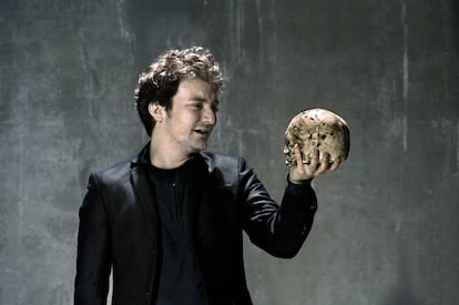 L'actor Pol López durant la seva actuació a l'obra 'Hamlet', de William Shakespeare, realitzada al Teatre Lliure.