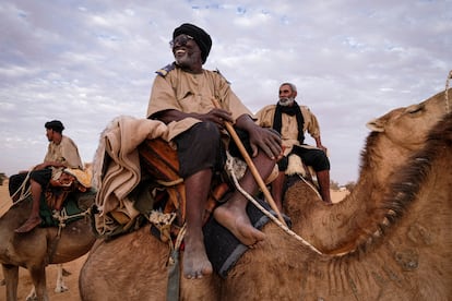 M’Beirik Messoud (con gafas) sentado sobre su camello