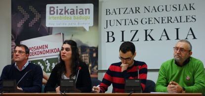 En el centro, Irune Soto y Asier Vega, en la rueda de prensa celebrada esta mañana en Bilbao.