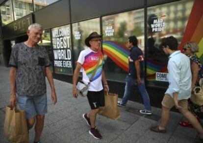 Un grupo de personas pasea por Chueca.