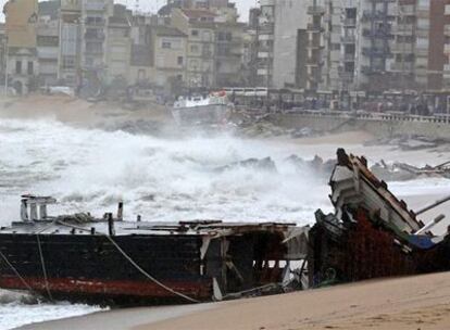 Un pesquero destrozado por el temporal en la playa de Blanes (Girona).