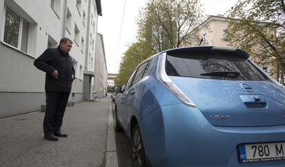 Lauri Hussar, director del periódico 'Postimees', necesitaba un coche nuevo. Hizo sus cuentas y se decidió por el eléctrico. "Es razonable, ecológico, tecnológicamente es innovador y creo que este es el futuro de la industria de la automoción", dice. También se benefició de las ayudas del Gobierno. "Además, con las ventajas disponibles para los vehículos eléctricos me ahorro todos los días 15 minutos circulando por el carril bus porque no formo parte del embotellamiento", afirma.