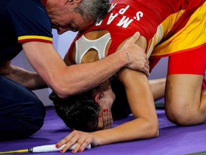 Carolina Marín y su lesión durante la semifinal de bádminton de París 2024, en imágenes