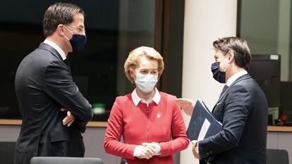 El primer ministro holandés, Mark Rutte, junto al italiano Giuseppe Connte y la presidente de la Comisión Europea, Ursula von der Leyen.