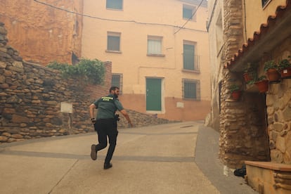 Un agente de la Guardia Civil, durante el desalojo de los vecinos de Añón de Moncayo, el sábado.