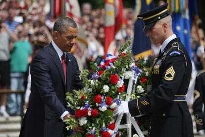 El presidente Barack Obama sostiene una corona de flores durante la ceremonia del D&iacute;a de los Ca&iacute;dos celebrada este lunes, 27 de mayo, en el cementerio de Arlington, Virginia.