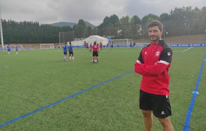 El psicólogo de la academia del Deportivo Alavés, Gaizka Tuesta, en un entrenamiento.