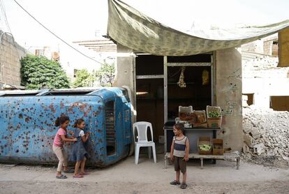 Niños juegan en el barrio rebelde de Douma, en Damasco, Siria.