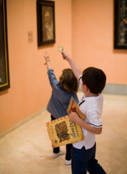 Dos niños durante una visita guiada por las salas del Museo Thyssen-Bornemisza.