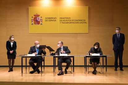 Firma del protocolo de inclusión financiera con la presencia de la Ministra de Economía Nadia Calviño, el Presidente del Banco de España Pablo Hernández de Cos y Carlos San Juan promotor de la campaña 'Soy mayor , no idiota' en el Ministerio de Economía.