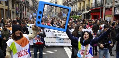 Trabajadores de Telemadrid se manifiestan entre la Plaza de la Villa y la Puerta del Sol con ocasión del primer aniversario de los despidos por el ERE en el canal en enero de 2014.