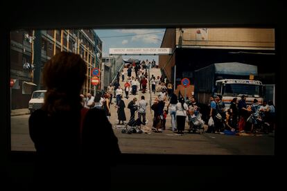 Una visitante observa una fotografía de Patrick Faigenbaum en la exposición "Cámara y ciudad. La vida urbana en la fotografía y el cine", que tras Barcelona se podrá ver en Caixaforum Madrid.