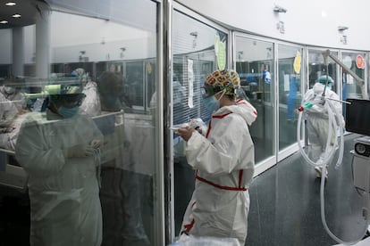 Personal sanitario atiende a pacientes covid en la UCI del hospital del Mar de Barcelona, en enero.