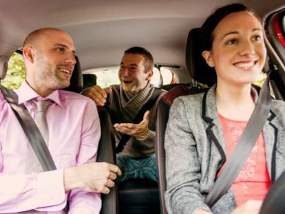 Varios usuarios de Blablacar en un trayecto en coche.