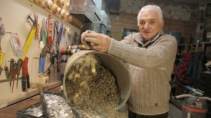 Javier Usabel 'Txipi' muestra uno de los bidones donde conserva miles de pesetas 'rubias'.