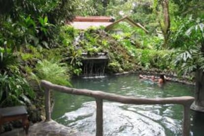 El turismo es uno de los principales motores de la economía de Costa Rica, que el año pasado recibió a 2,34 millones de visitantes extranjeros. En la imagen un registro de una pileta de aguas termales del Hotel Montaña de Fuego, ubicado en La Fortuna de San Carlos, norte de Costa Rica. EFE/Archivo