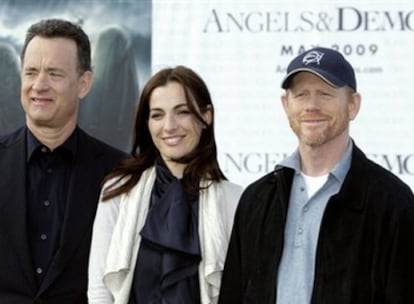 Los protagonistas de 'Ángeles y Demonios', Tom Hanks y Ayelet Zurer, posan con su director Ron Howard.