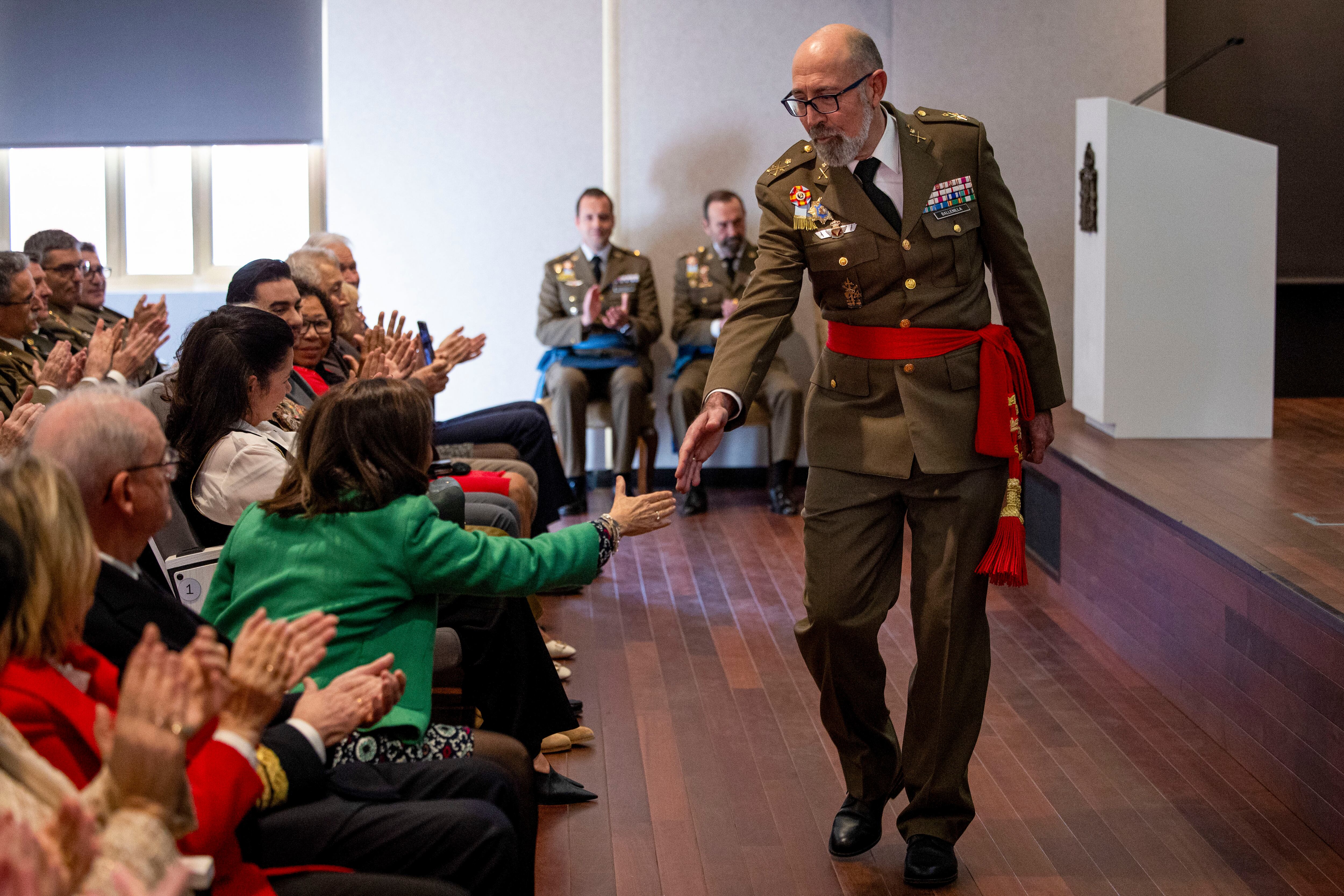 La ministra de Defensa, Margarita Robles, saluda al nuevo director del Centro Superior de Estudios de la Defensa Nacional (Ceseden), el teniente general Miguel Ballenilla, durante su toma de posesión este viernes.