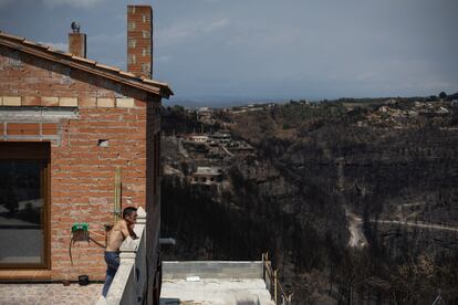 Un vecino de Pont de Vilomara observa el paisaje calcinado, el pasado julio.