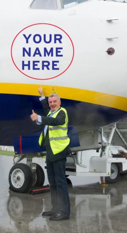 El presidente de Ryanair, Michael O'Leary, muestra una de las zonas donde pondrán anuncios