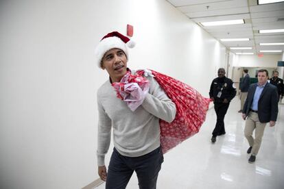 Barack Obama se viste de Papa Noel para repartir regalos de Navidad entre los niños ingresados en el hospital infantil Children's National Medical Center en Washington DC (EE UU), el 19 de diciembre de 2018.