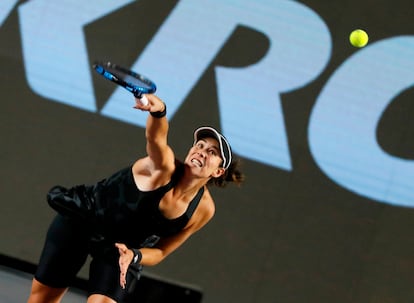 Garbiñe Muguruza serves during the final against Anett Kontaveit. 