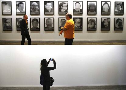 Arriba, la obra 'Presos políticos en la España contemporánea', de Santiago Sierra, en Arco. Abajo, la pared donde estaba colgada.