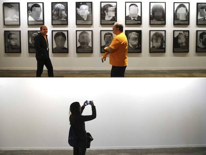 Arriba, la obra 'Presos políticos en la España contemporánea', de Santiago Sierra, en Arco. Abajo, la pared donde estaba colgada.