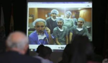 Los Doctores Pedro Peña, Juan Francisco Piqueras y Alejandro López participaron esta mañana en una intervención maxilofacial retransmitida en directo empleando las nuevas gafas de la empresa Google en una clase magistral que ha tenido lugar en el hospital de Molina de Segura (Murcia).