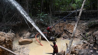 Unos mineros trabajan en un punto de extracción de oro ilegal en Itaiuba, en la Amazonia brasileña, el 4 de septiembre de 2021.