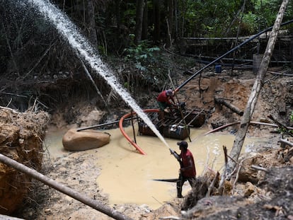 Garimpeiros trabalham na extração ilegal de ouro em Itaituba (PA), em 4 de setembro de 2021.