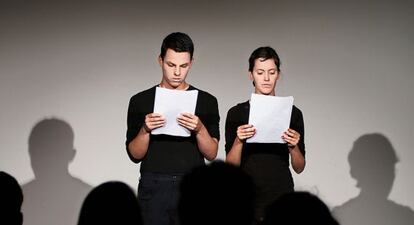 Marc Gascón y Eva Chamosa, de 19 años, se dedican a diferentes disciplinas, como las 'performances', el videoarte o el diseño.