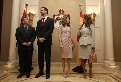 De izquierda a derecha, el rey Abdalá de Jordania, el príncipe Felipe, doña Letizia y la reina Rania de Jordania, esperando a los invitados del almuerzo.