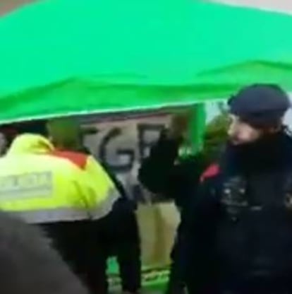 Mossos protegeixen la carpa de Vox a Sitges.