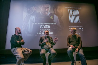 De izquierda a derecha, el director Albert Pintó, el actor Karra Elejalde y el periodista Gregorio Belinchón en los Encuentros EL PAÍS con suscriptores.