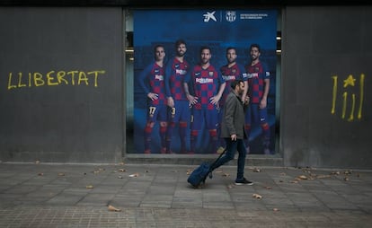 Graffiti in Catalan reading “Freedom” near the Camp Nou stadium.