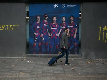 Graffiti in Catalan reading “Freedom” near the Camp Nou stadium.